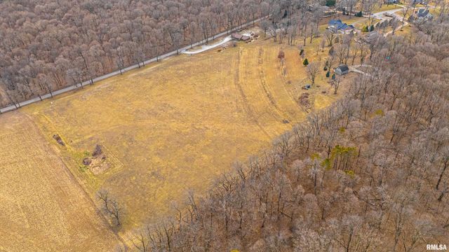 10 Governors Drive, Elkhart, IL 62634