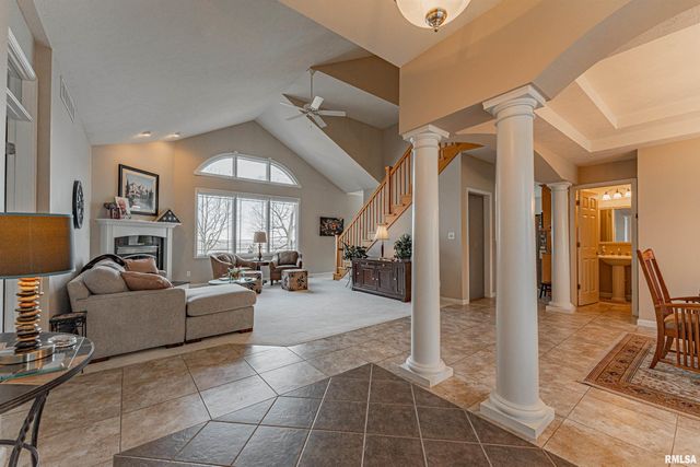 10 Governors Drive, Elkhart, IL 62634