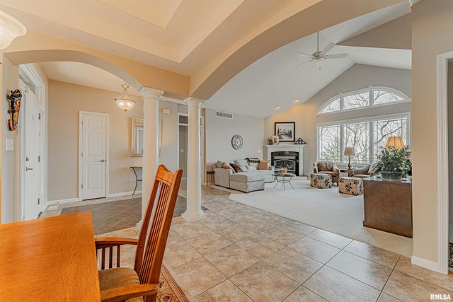 10 Governors Drive, Elkhart, IL 62634