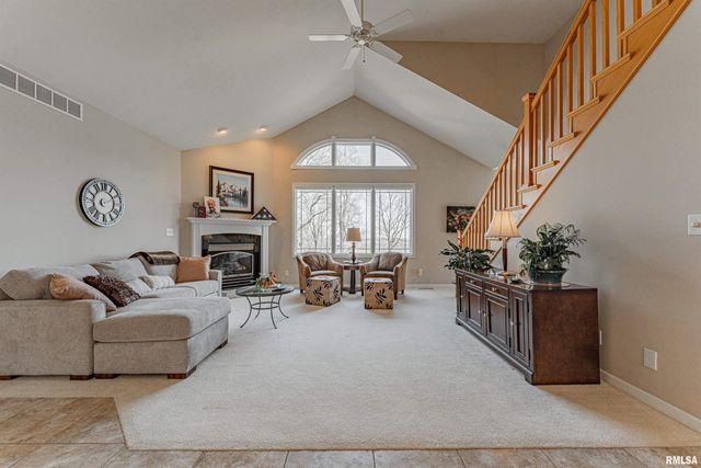 10 Governors Drive, Elkhart, IL 62634