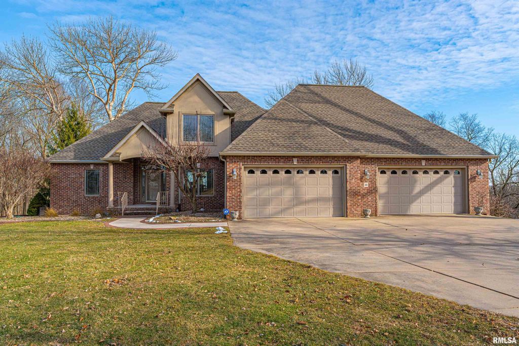 10 Governors Drive, Elkhart, IL 62634