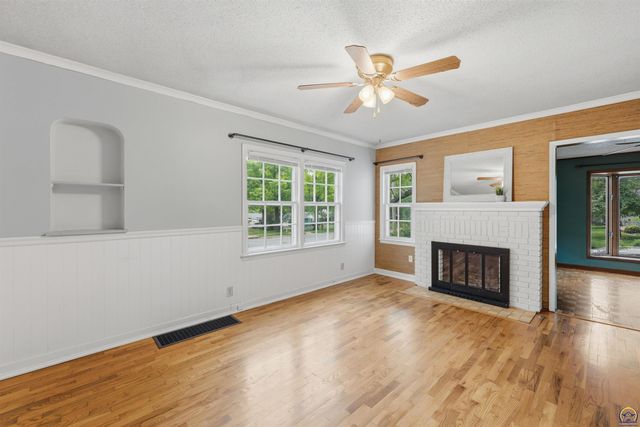 2759 SW Burlingame RD, Topeka, KS 66611