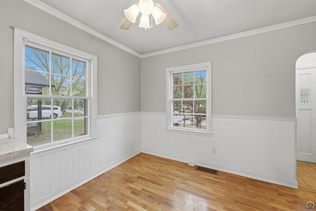 2759 SW Burlingame RD, Topeka, KS 66611