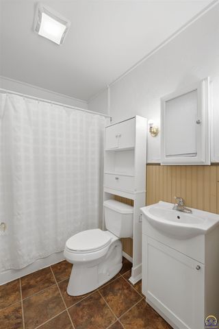 2759 SW Burlingame RD, Topeka, KS 66611