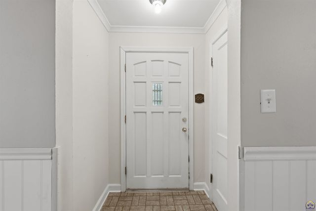 2759 SW Burlingame RD, Topeka, KS 66611