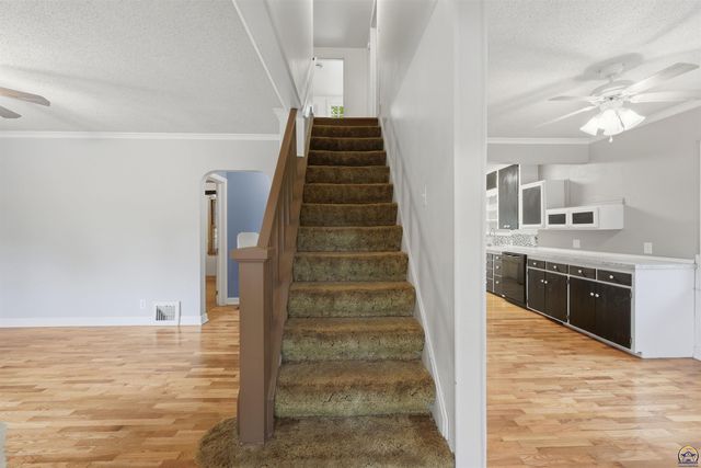 2759 SW Burlingame RD, Topeka, KS 66611