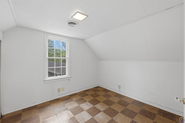 2759 SW Burlingame RD, Topeka, KS 66611