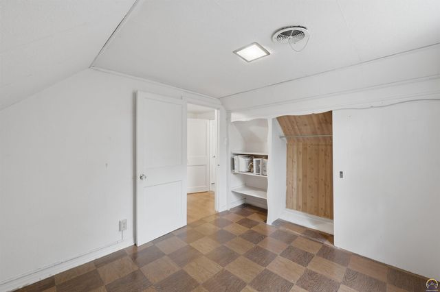 2759 SW Burlingame RD, Topeka, KS 66611