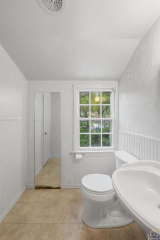 2759 SW Burlingame RD, Topeka, KS 66611