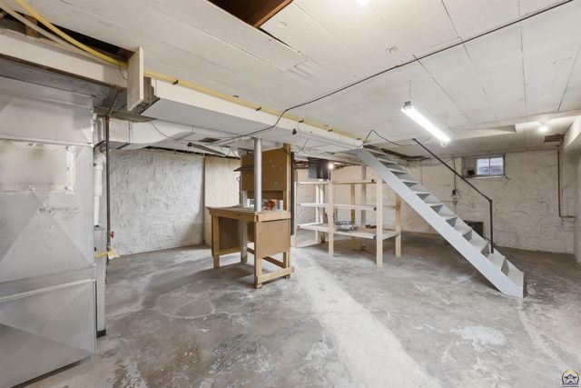 2759 SW Burlingame RD, Topeka, KS 66611