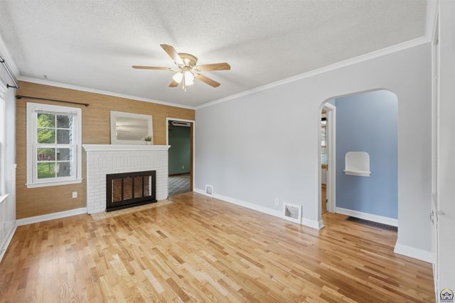 2759 SW Burlingame RD, Topeka, KS 66611