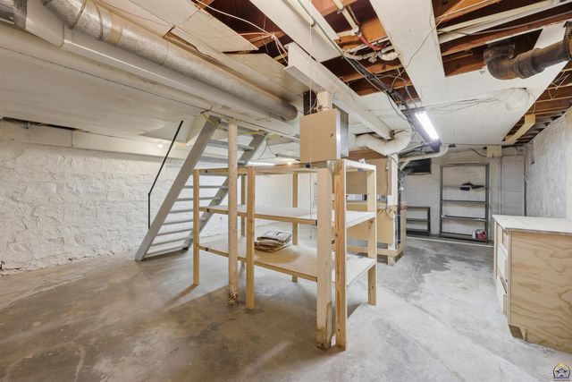 2759 SW Burlingame RD, Topeka, KS 66611