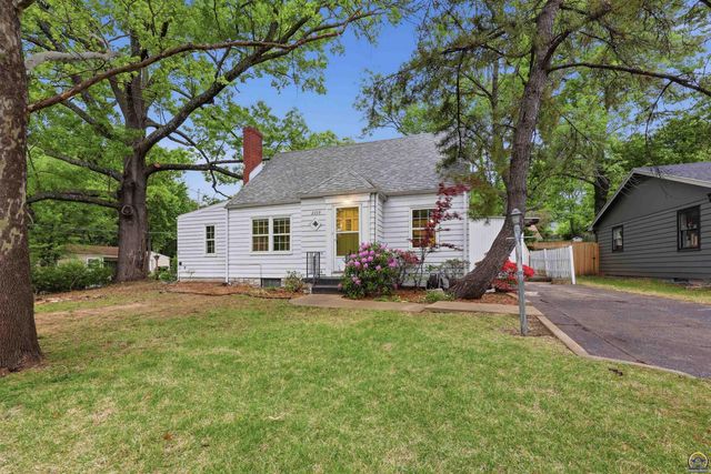 2759 SW Burlingame RD, Topeka, KS 66611