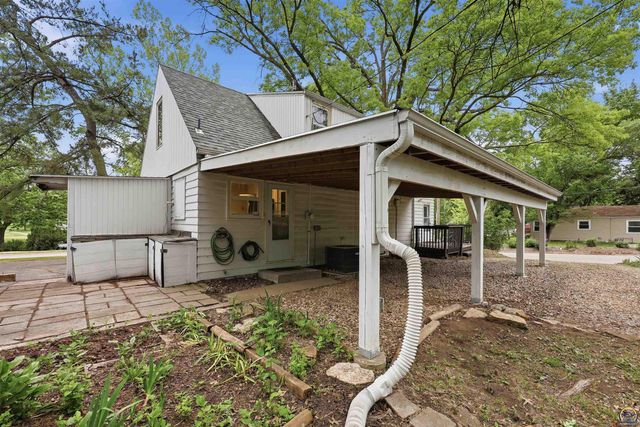 2759 SW Burlingame RD, Topeka, KS 66611