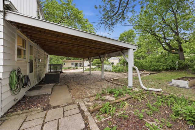 2759 SW Burlingame RD, Topeka, KS 66611