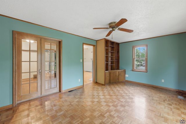 2759 SW Burlingame RD, Topeka, KS 66611