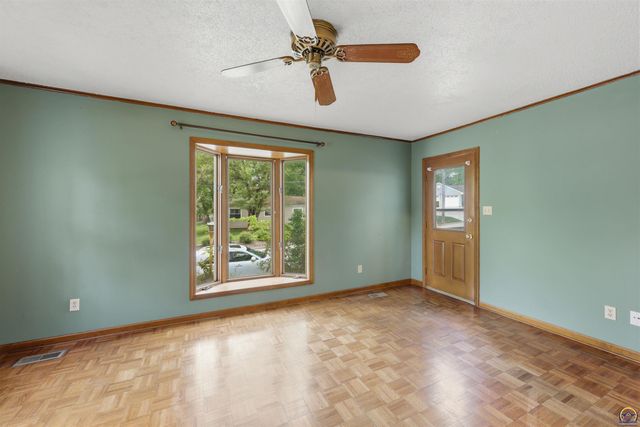 2759 SW Burlingame RD, Topeka, KS 66611