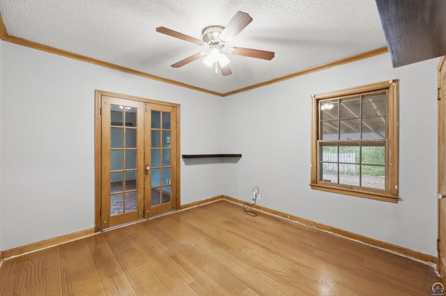 2759 SW Burlingame RD, Topeka, KS 66611