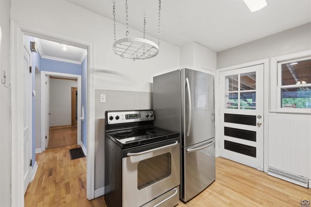 2759 SW Burlingame RD, Topeka, KS 66611