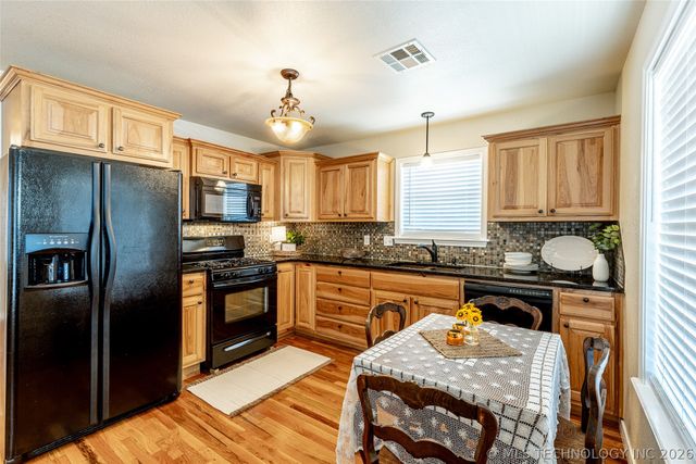 614 E 5th Street, Claremore, OK 74017