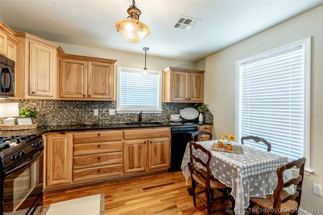 614 E 5th Street, Claremore, OK 74017