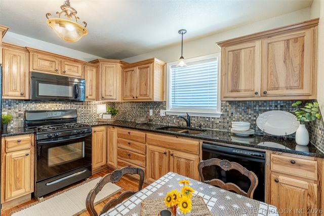 614 E 5th Street, Claremore, OK 74017