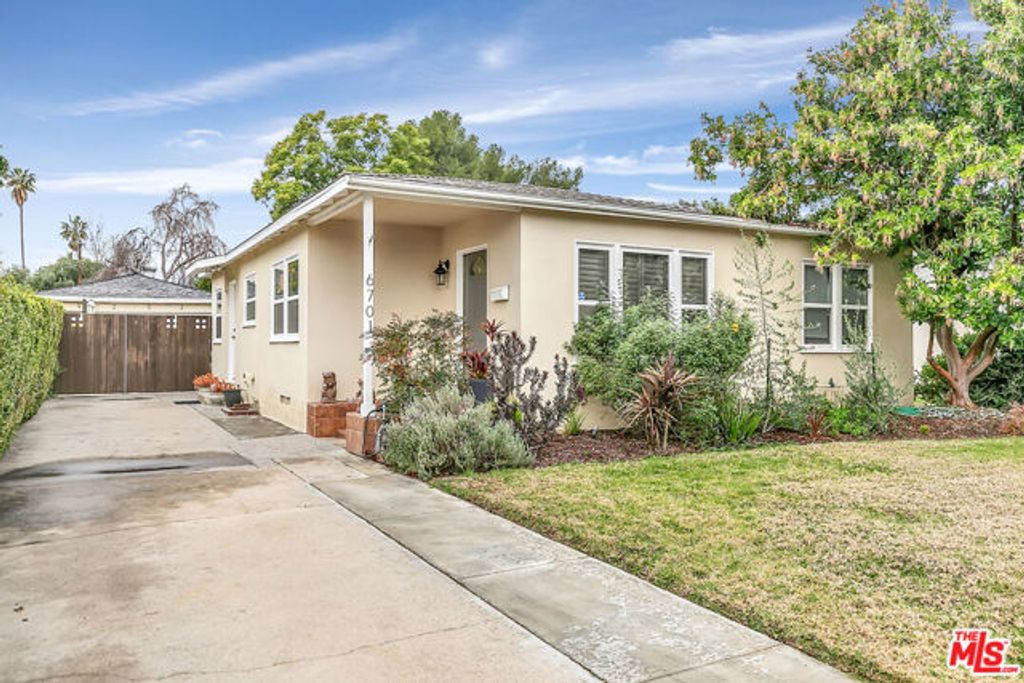 6701 Blewett Avenue, Van Nuys (los Angeles), CA 91406