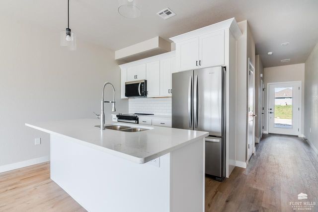 5525 Goheen Drive, Manhattan, KS 66503