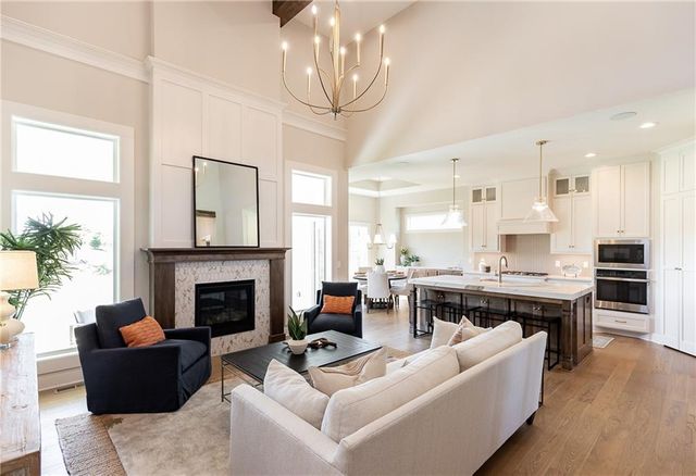 18617 Mohawk Lane, Overland Park, KS 66085