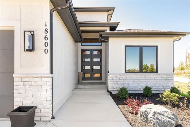 18617 Mohawk Lane, Overland Park, KS 66085