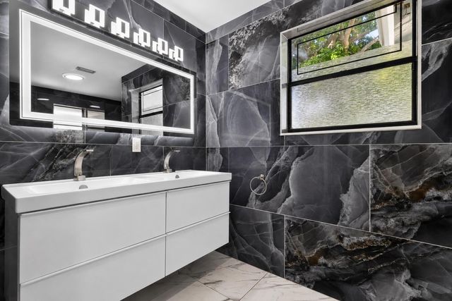 1055 NW 18th Avenue, Delray Beach, FL 33445