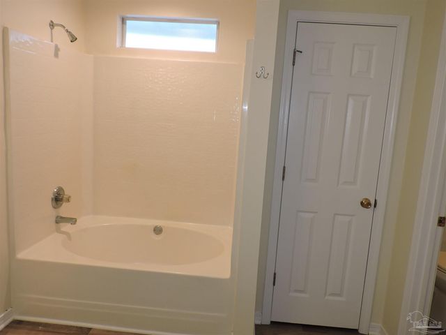 2513 Gulf Breeze Ave, Pensacola, FL 32507