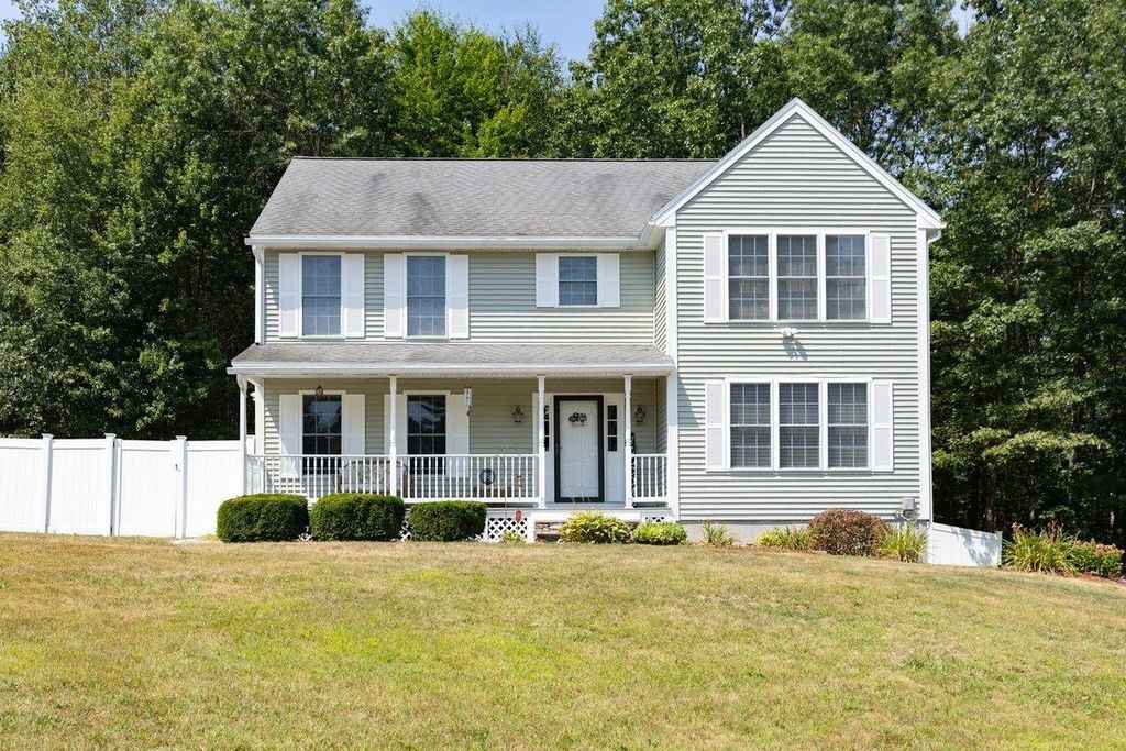17 Wilshire Lane, Pelham, NH 03076
