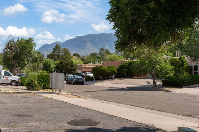 2905 PALO VERDE Drive NE, Albuquerque, NM 87112