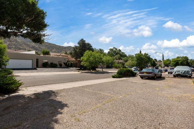 2905 PALO VERDE Drive NE, Albuquerque, NM 87112