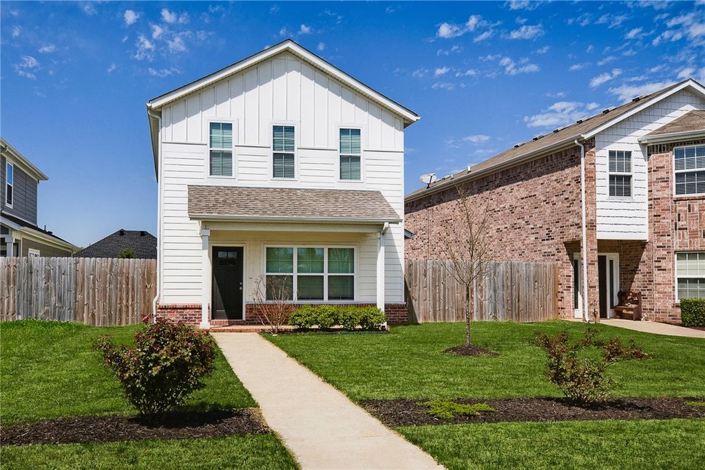 121 Carrington Avenue A, Lowell, AR 72745