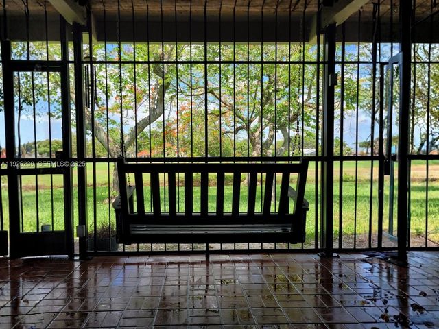 19066 Bobolink Dr, Hialeah, FL 33015