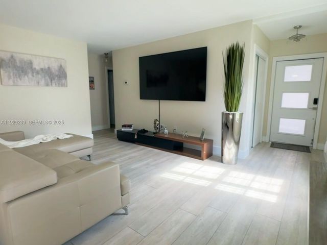 19066 Bobolink Dr, Hialeah, FL 33015