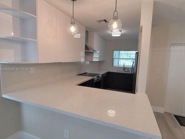 19066 Bobolink Dr, Hialeah, FL 33015