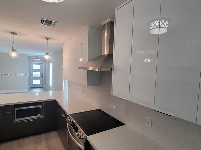 19066 Bobolink Dr, Hialeah, FL 33015