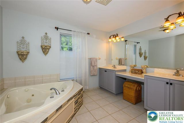 5331 Greenbriar Drive, Hanover Twp, PA 18017