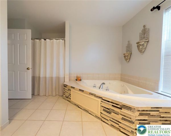 5331 Greenbriar Drive, Hanover Twp, PA 18017