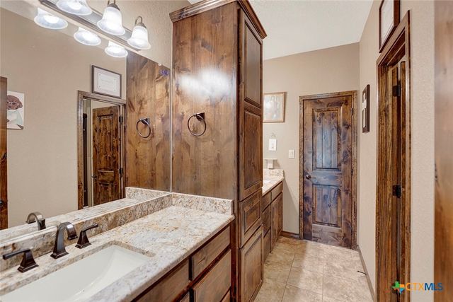 1494 County Road 433, Stockdale, TX 78160