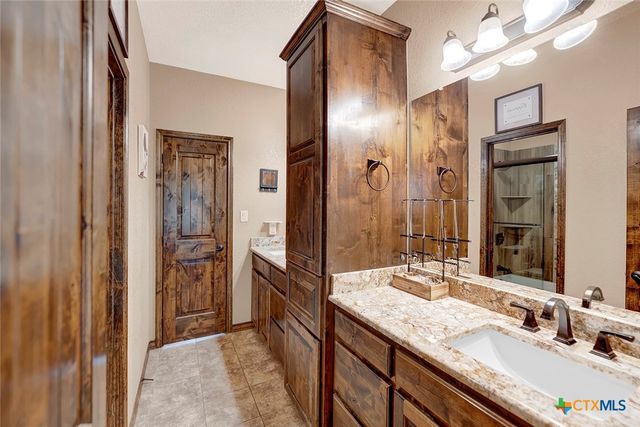 1494 County Road 433, Stockdale, TX 78160