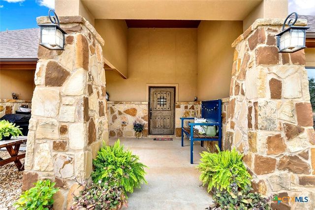 1494 County Road 433, Stockdale, TX 78160