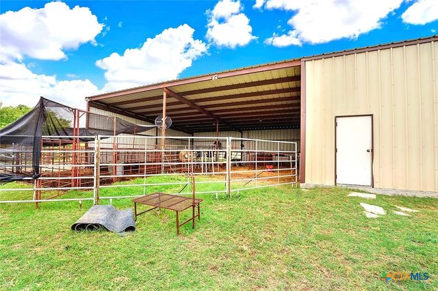 1494 County Road 433, Stockdale, TX 78160
