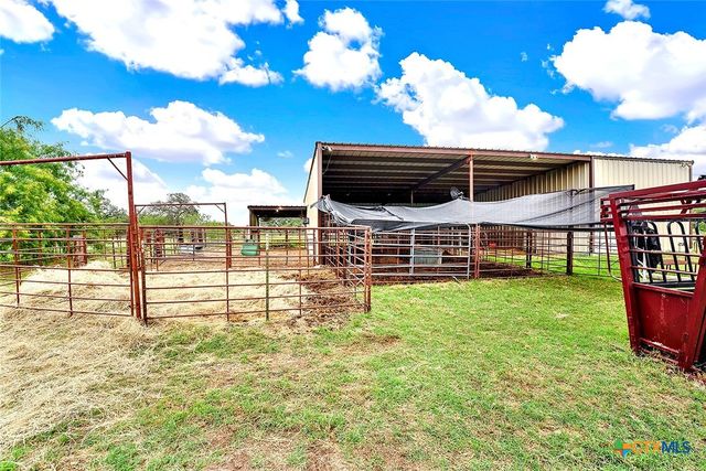 1494 County Road 433, Stockdale, TX 78160