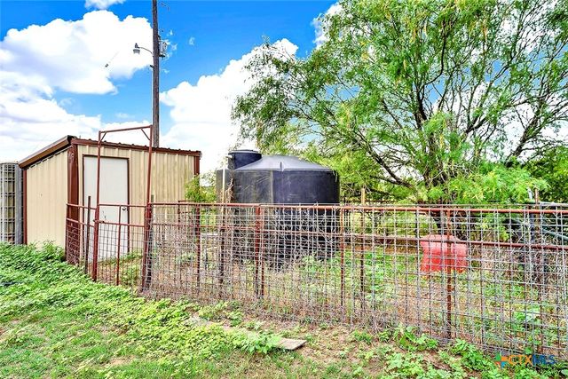 1494 County Road 433, Stockdale, TX 78160