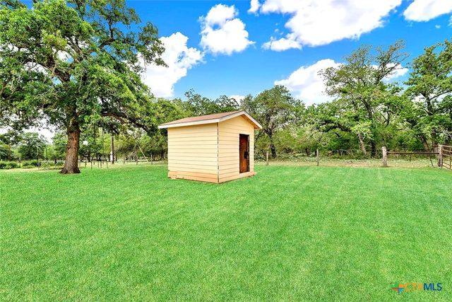 1494 County Road 433, Stockdale, TX 78160