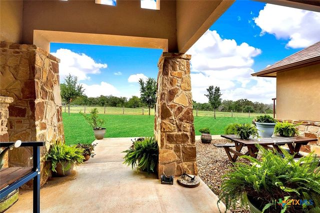 1494 County Road 433, Stockdale, TX 78160